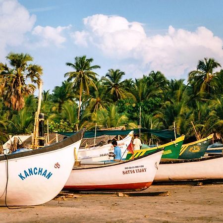 Shunyachi LotusFeet Hotel Morjim Bagian luar foto