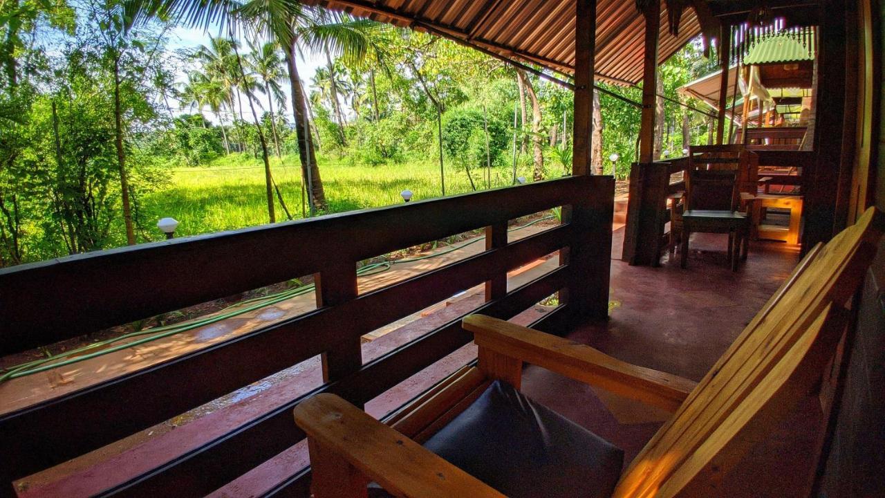 Shunyachi LotusFeet Hotel Morjim Bagian luar foto