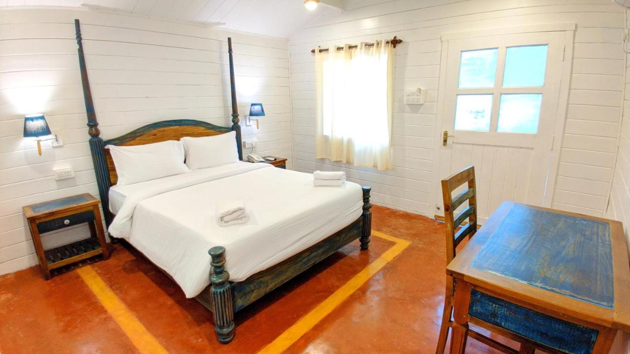 Shunyachi LotusFeet Hotel Morjim Bagian luar foto