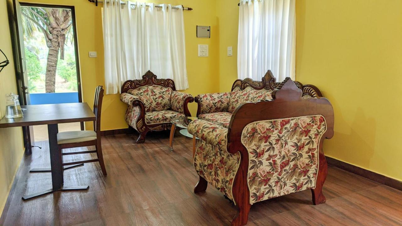 Shunyachi LotusFeet Hotel Morjim Bagian luar foto